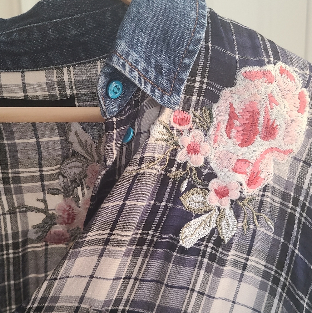 Detailed button up - Picture 2 of 3